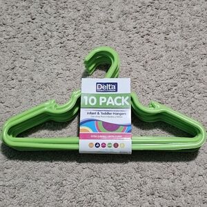 NWT Infant / Toddler Green Plastic Clothes Hangers - Set of 10 New